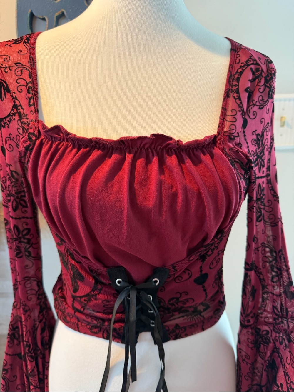 20. Romwe Flocked Mesh Sheer
Dramatic Flare Bell
Sleeve Corset Lace-Up
Ruched - Picture 7 of 8